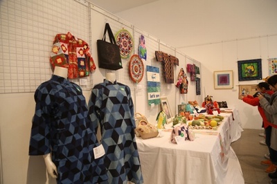 2016中國(guó)國(guó)際拼布邀請(qǐng)賽暨拼布手工藝術(shù)展在北京服裝學(xué)院盛大開幕